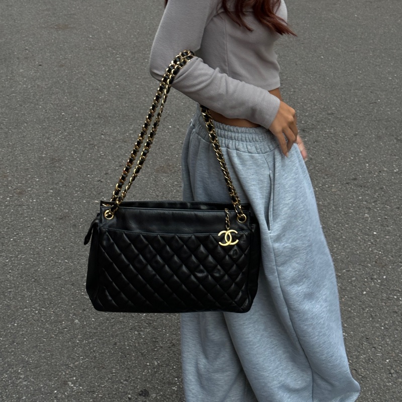 【超級新🆕】 Chanel 黑金羊皮 軟嫩Q彈🤤 經典肩背包 （專櫃23.7萬）-3