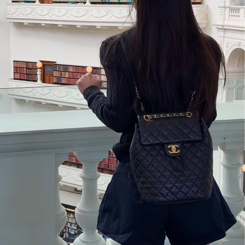 老錢千金感❤️‍🔥Chanel香奈兒黑銀羊皮中號薩爾茲堡雙肩後背包通勤背包-3