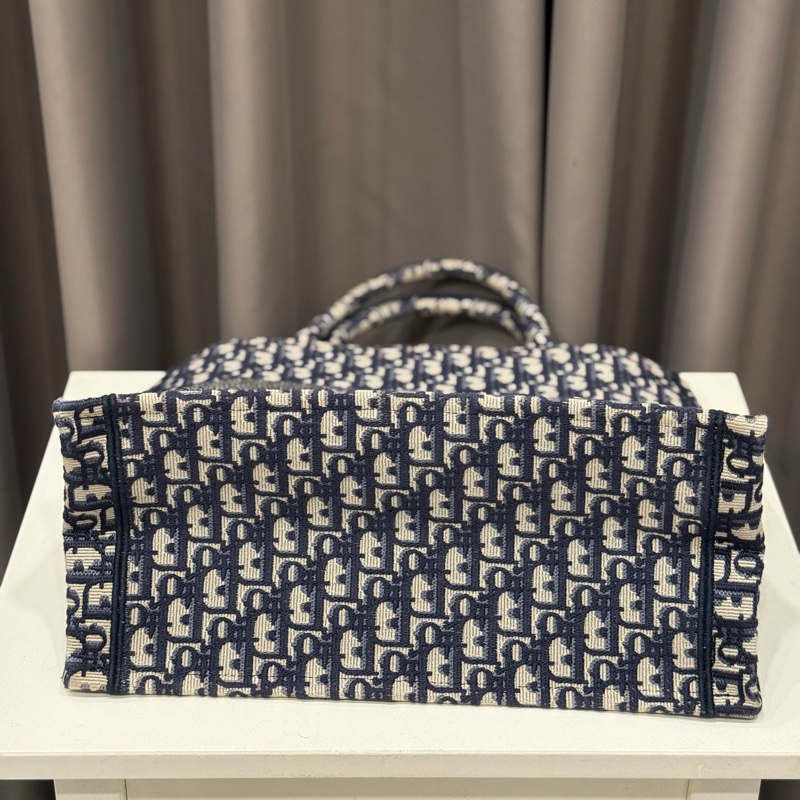（經典必買）Dior迪奧 緹花刺繡Book tote 小型托特包-4