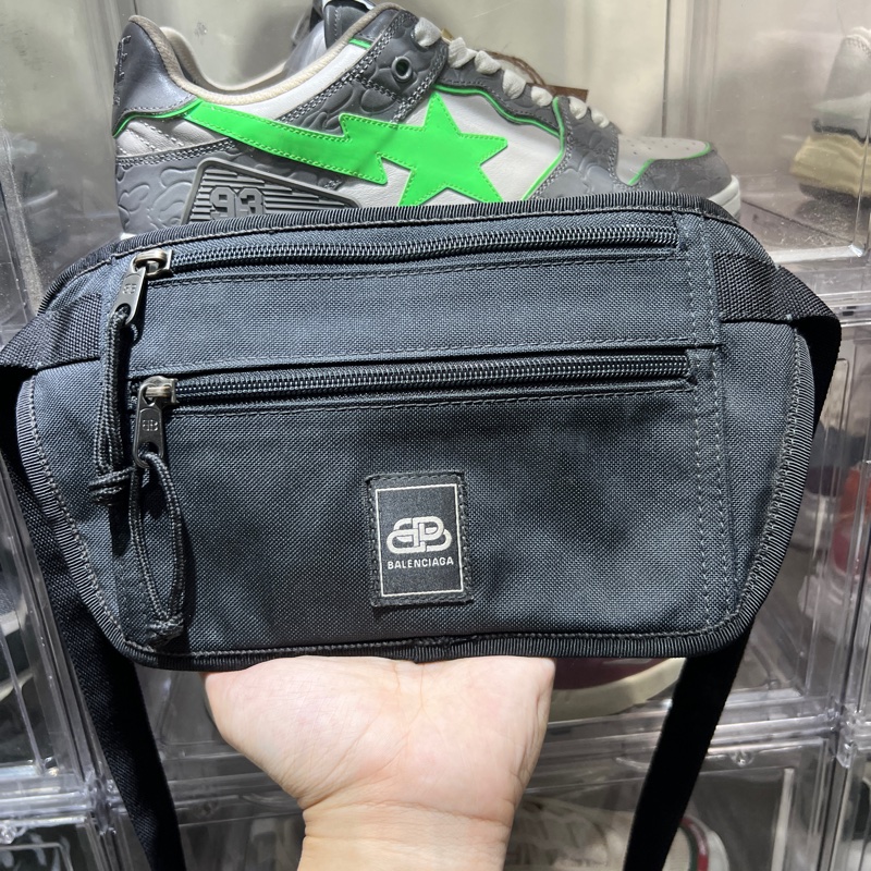 巴黎世家 絕版腰包 特價就一顆-1