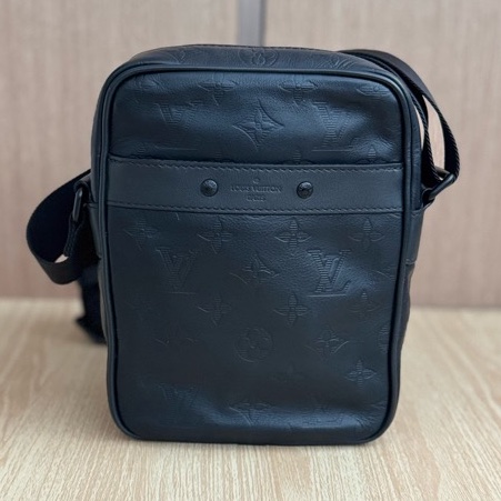 Louis Vuitton Danube 全皮壓紋男款斜挎包 郵差包相機包 尺寸16x7×22cm 附：塵袋-0
