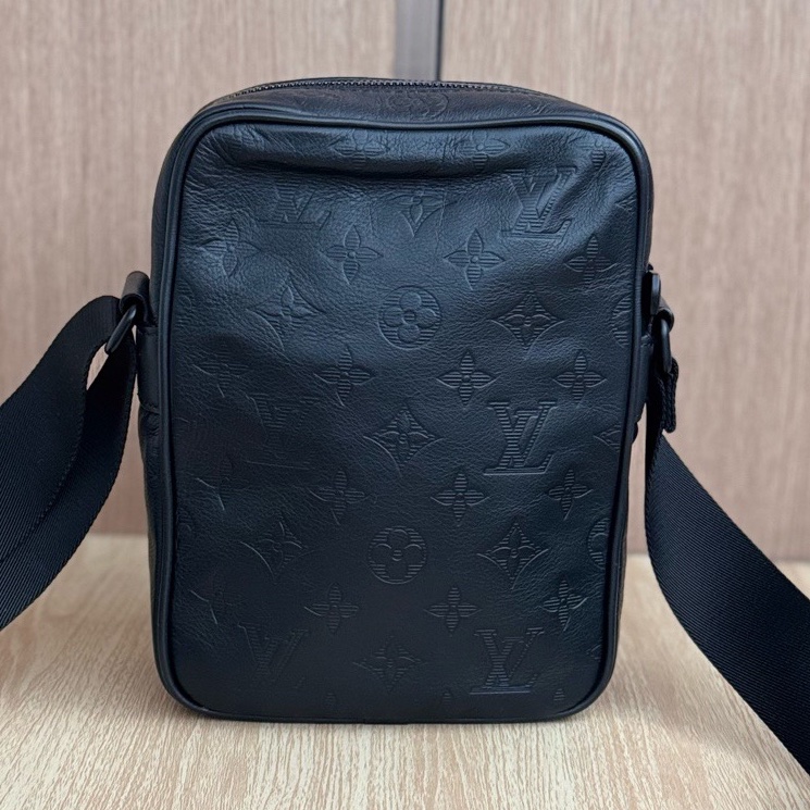 Louis Vuitton Danube 全皮壓紋男款斜挎包 郵差包相機包 尺寸16x7×22cm 附：塵袋-1