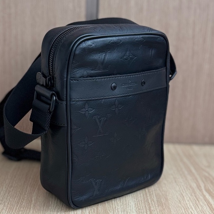 Louis Vuitton Danube 全皮壓紋男款斜挎包 郵差包相機包 尺寸16x7×22cm 附：塵袋-2