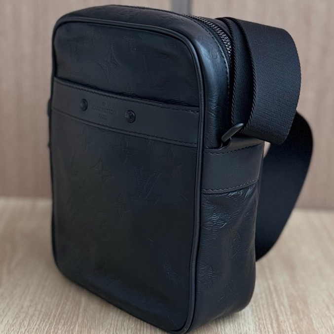 Louis Vuitton Danube 全皮壓紋男款斜挎包 郵差包相機包 尺寸16x7×22cm 附：塵袋-3