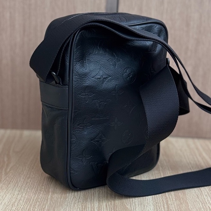 Louis Vuitton Danube 全皮壓紋男款斜挎包 郵差包相機包 尺寸16x7×22cm 附：塵袋-4
