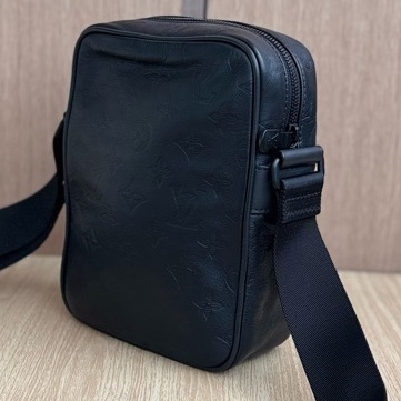 Louis Vuitton Danube 全皮壓紋男款斜挎包 郵差包相機包 尺寸16x7×22cm 附：塵袋-5