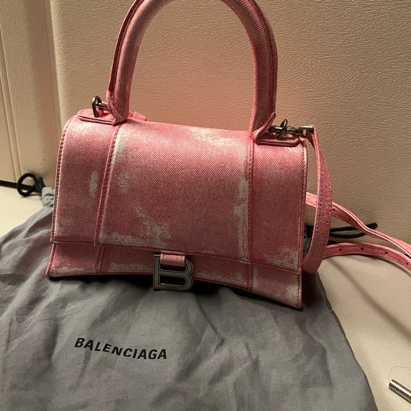 全新 BALENCIAGA 皮革 沙漏包  斜背包 巴黎世家 粉色牛仔s號原價92500-2