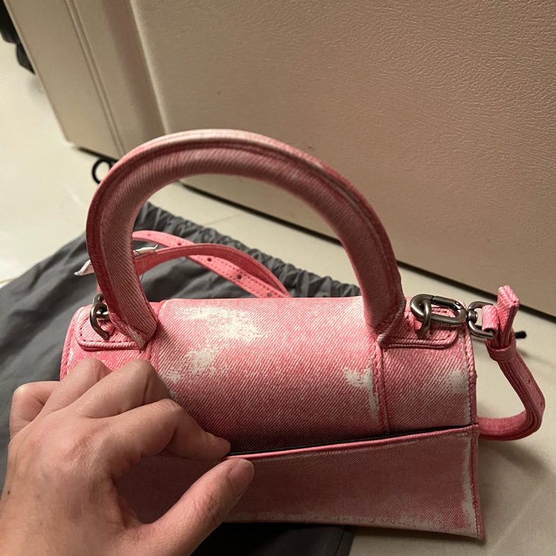 全新 BALENCIAGA 皮革 沙漏包  斜背包 巴黎世家 粉色牛仔s號原價92500-6