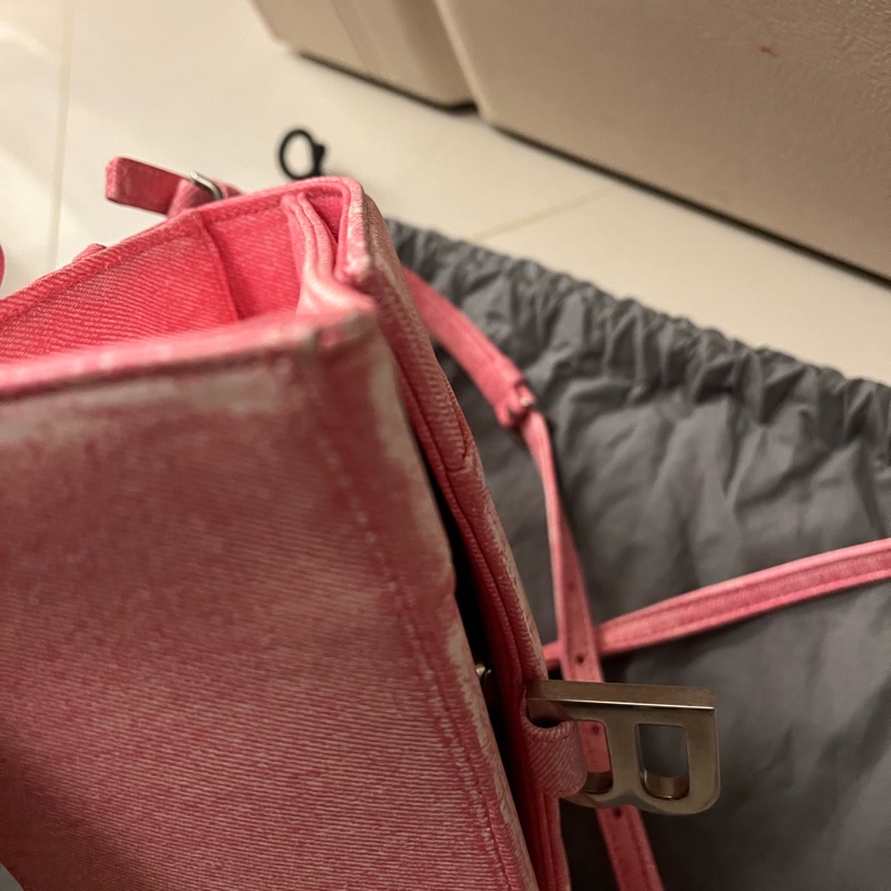 全新 BALENCIAGA 皮革 沙漏包  斜背包 巴黎世家 粉色牛仔s號原價92500-7