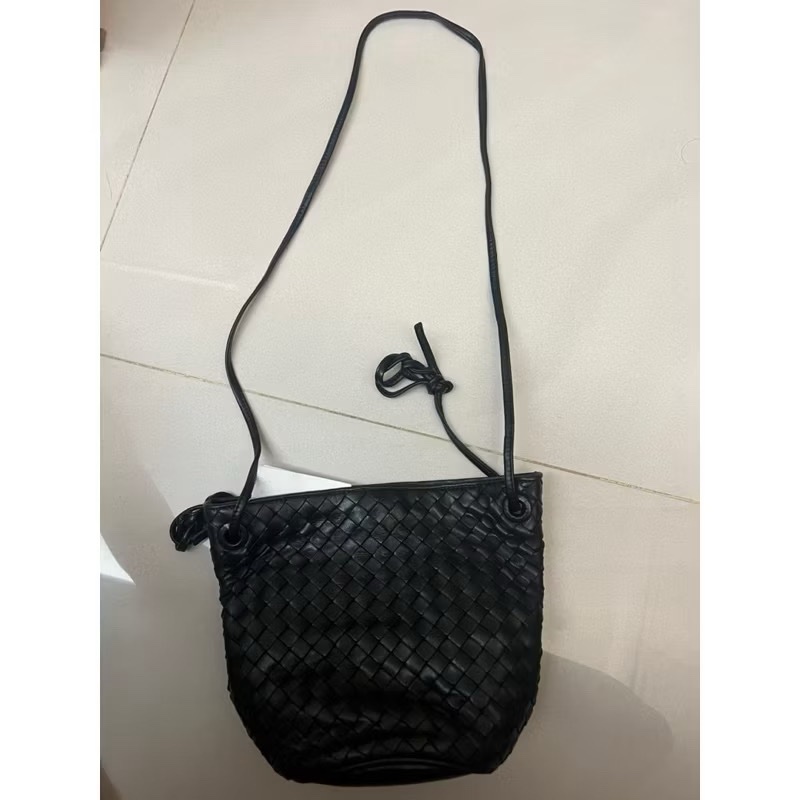 bv編織斜背包市價約6萬-0