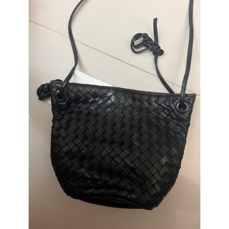 bv編織斜背包市價約6萬-1