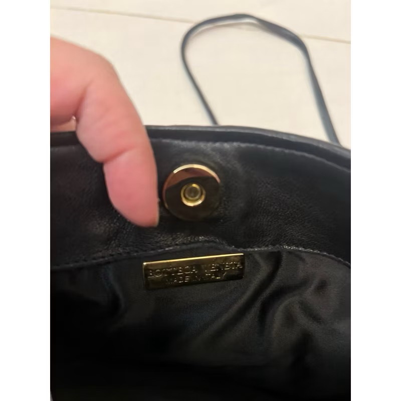 bv編織斜背包市價約6萬-4