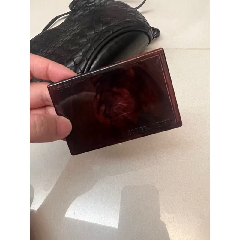 bv編織斜背包市價約6萬-7