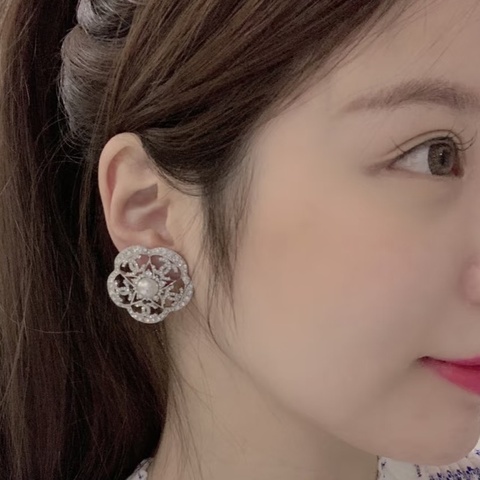 Chanel/香奈兒 山茶花耳釘，經典雙C標誌，滿鑽鑲嵌 c20 附件：盒子