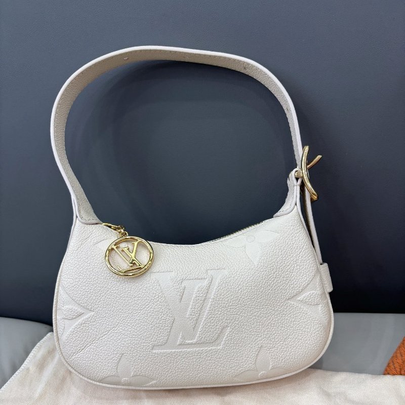 近新品 路易威登/Louis Vuitton 奶白色全皮壓紋mini moon豌荳包 芯片款-1