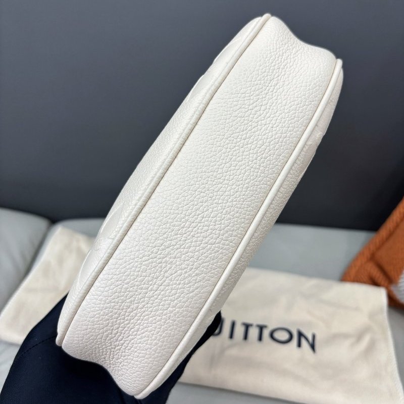 近新品 路易威登/Louis Vuitton 奶白色全皮壓紋mini moon豌荳包 芯片款-3