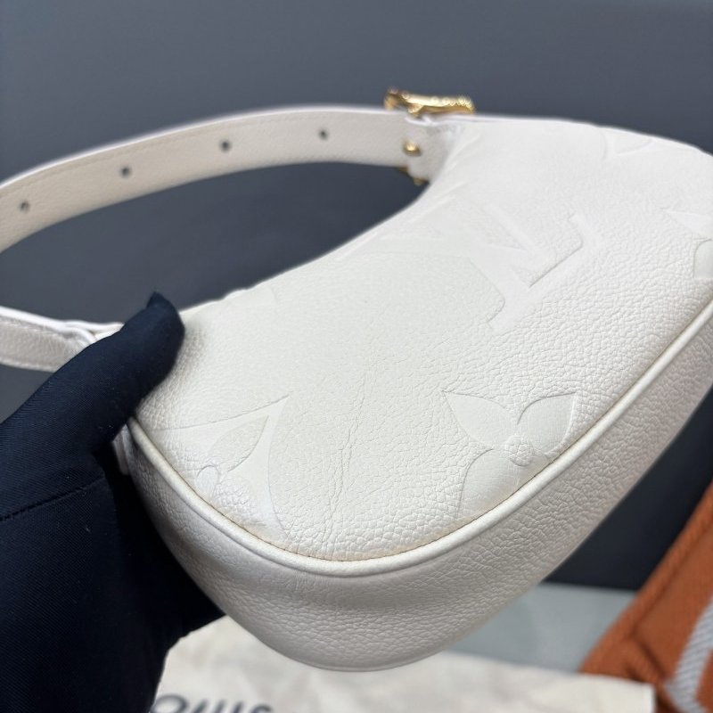 近新品 路易威登/Louis Vuitton 奶白色全皮壓紋mini moon豌荳包 芯片款-4