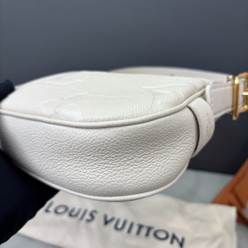 近新品 路易威登/Louis Vuitton 奶白色全皮壓紋mini moon豌荳包 芯片款-5