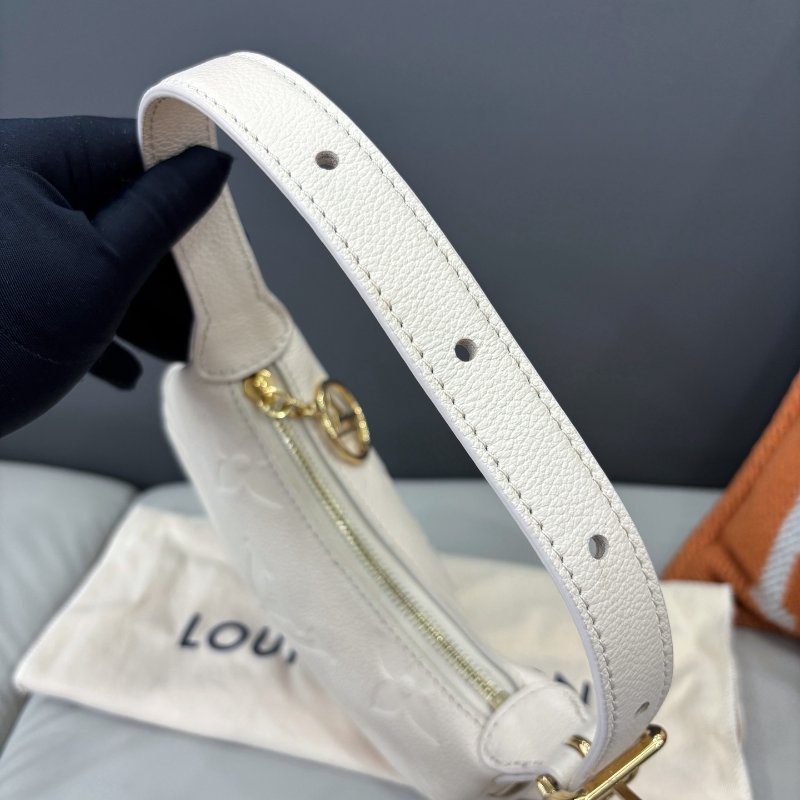 近新品 路易威登/Louis Vuitton 奶白色全皮壓紋mini moon豌荳包 芯片款-6