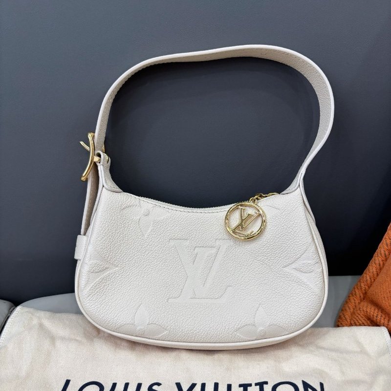 近新品 路易威登/Louis Vuitton 奶白色全皮壓紋mini moon豌荳包 芯片款-7