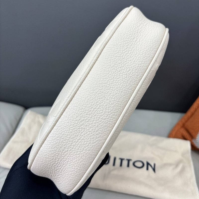 近新品 路易威登/Louis Vuitton 奶白色全皮壓紋mini moon豌荳包 芯片款-9