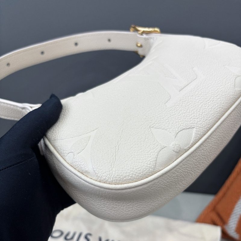 近新品 路易威登/Louis Vuitton 奶白色全皮壓紋mini moon豌荳包 芯片款-10