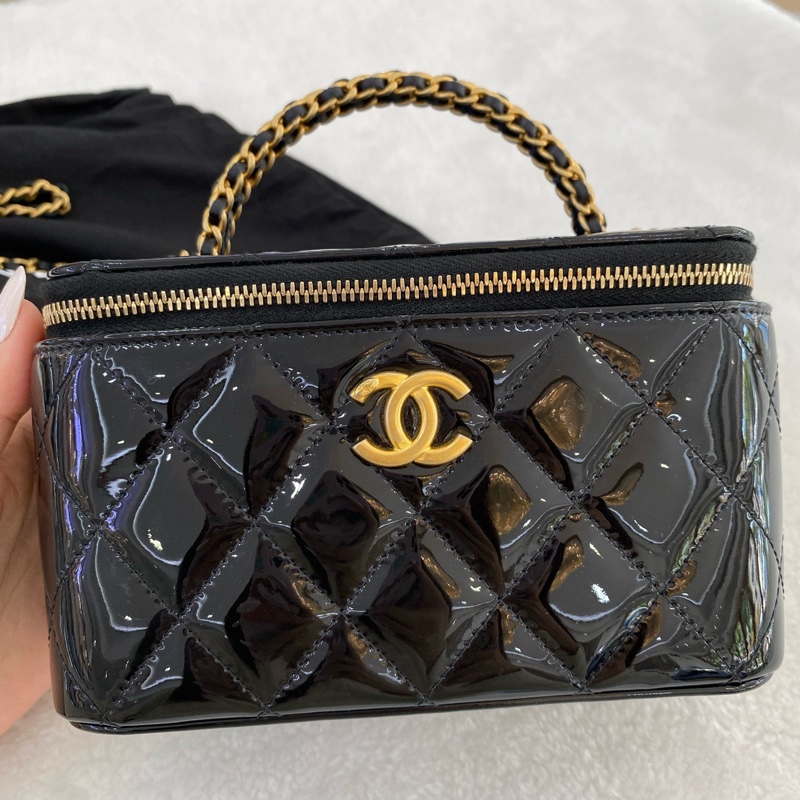 Chanel香奈兒22K黑金漆皮編織手柄長盒子化妝包，芯片款，內含鏡子，尺寸：17*10cm-0