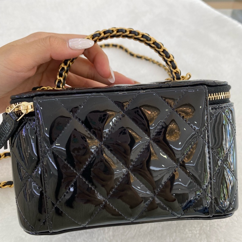 Chanel香奈兒22K黑金漆皮編織手柄長盒子化妝包，芯片款，內含鏡子，尺寸：17*10cm-1