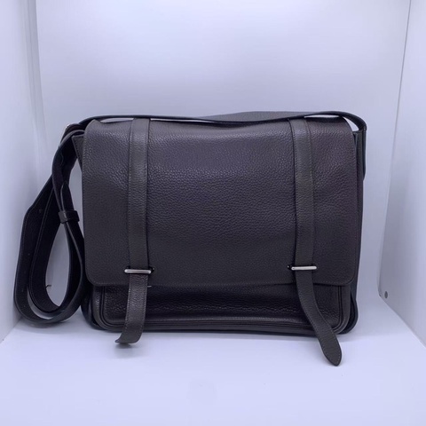 H260425）zz)二手Hermes Steve 男包郵差包巧克力色，o刻印愛馬仕熱門男包款，邊角油邊有磨損內里有划痕