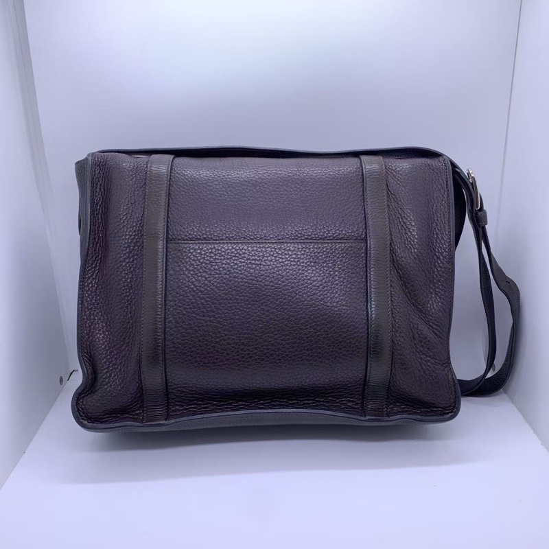 H260425）zz)二手Hermes Steve 男包郵差包巧克力色，o刻印愛馬仕熱門男包款，邊角油邊有磨損內里有划痕-1