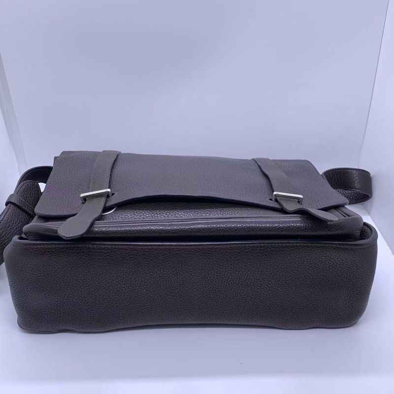 H260425）zz)二手Hermes Steve 男包郵差包巧克力色，o刻印愛馬仕熱門男包款，邊角油邊有磨損內里有划痕-4