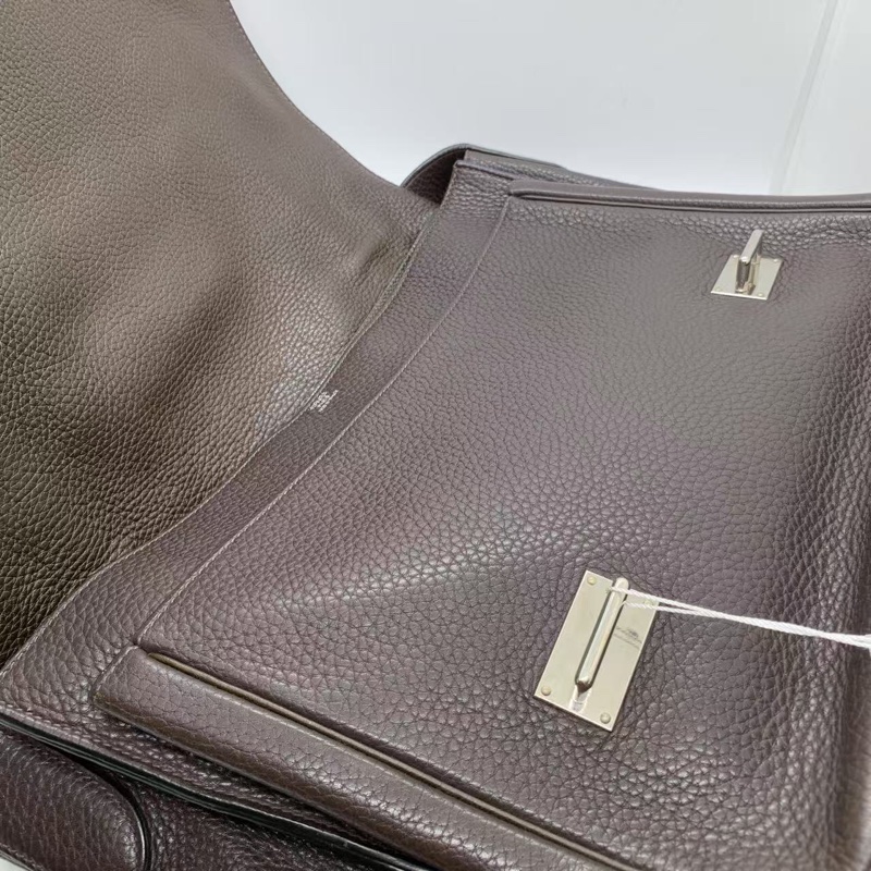 H260425）zz)二手Hermes Steve 男包郵差包巧克力色，o刻印愛馬仕熱門男包款，邊角油邊有磨損內里有划痕-7