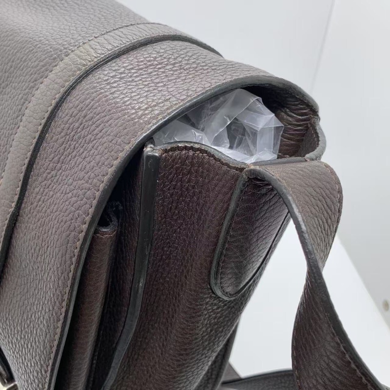 H260425）zz)二手Hermes Steve 男包郵差包巧克力色，o刻印愛馬仕熱門男包款，邊角油邊有磨損內里有划痕-11