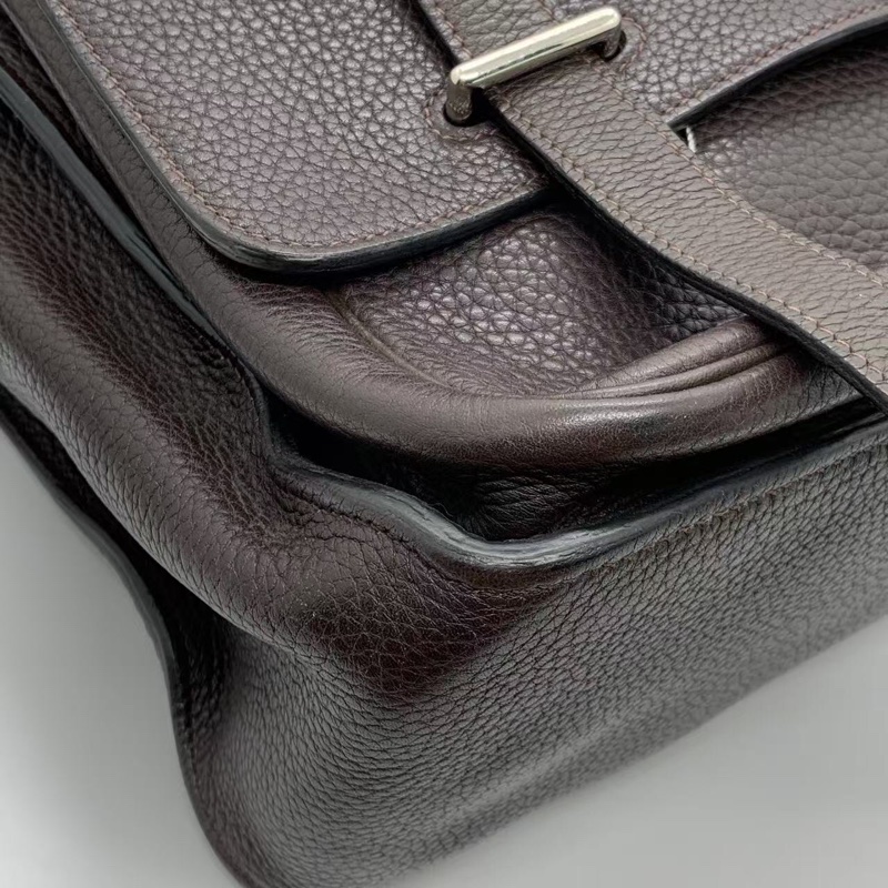 H260425）zz)二手Hermes Steve 男包郵差包巧克力色，o刻印愛馬仕熱門男包款，邊角油邊有磨損內里有划痕-12