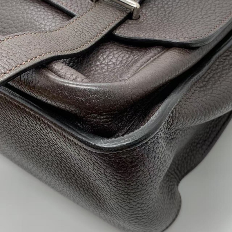 H260425）zz)二手Hermes Steve 男包郵差包巧克力色，o刻印愛馬仕熱門男包款，邊角油邊有磨損內里有划痕-15