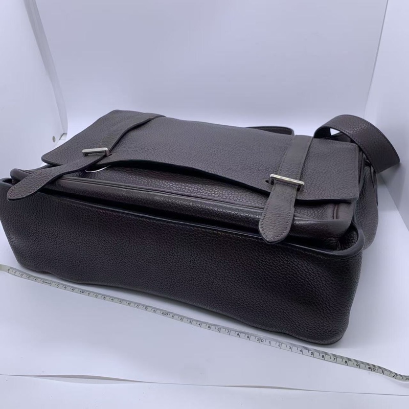 H260425）zz)二手Hermes Steve 男包郵差包巧克力色，o刻印愛馬仕熱門男包款，邊角油邊有磨損內里有划痕-16