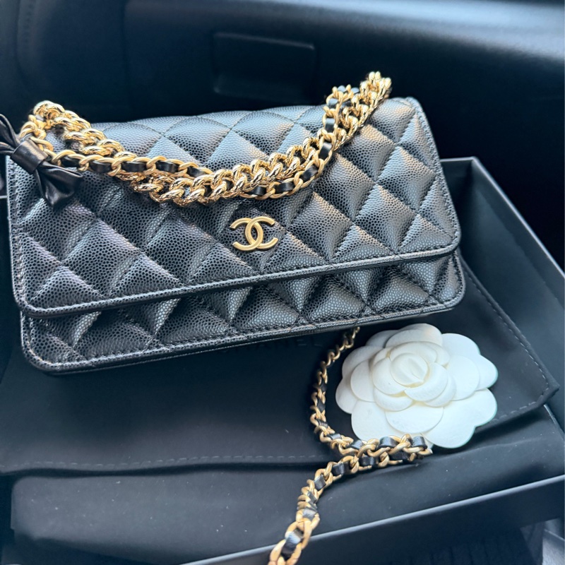 Chanel荔枝牛woc 蝴蝶結吊飾風琴包2024春夏近全新香奈兒-3