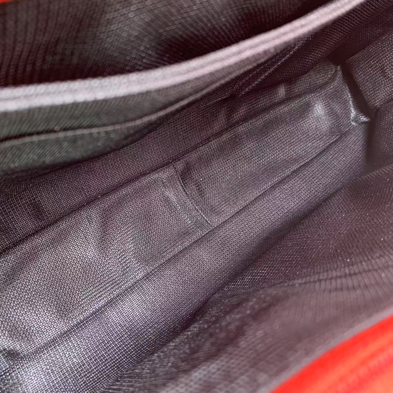 H260425）zz）二手Chanel cf機場包xxl紅色荔枝牛皮好成色一隻，整體乾淨邊角完好，內里也是乾乾淨淨的，邊角有輕微磨損發黑，鏈條有輕磨損發黑-3