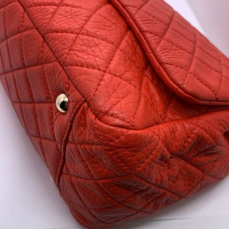 H260425）zz）二手Chanel cf機場包xxl紅色荔枝牛皮好成色一隻，整體乾淨邊角完好，內里也是乾乾淨淨的，邊角有輕微磨損發黑，鏈條有輕磨損發黑-12