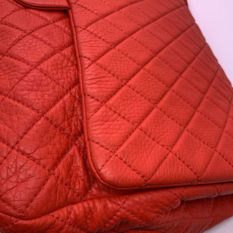 H260425）zz）二手Chanel cf機場包xxl紅色荔枝牛皮好成色一隻，整體乾淨邊角完好，內里也是乾乾淨淨的，邊角有輕微磨損發黑，鏈條有輕磨損發黑-13