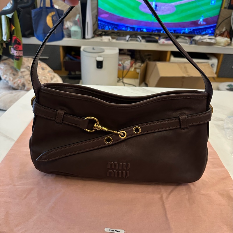 MiuMiu Aventure 納帕軟皮手袋 深棕色-0