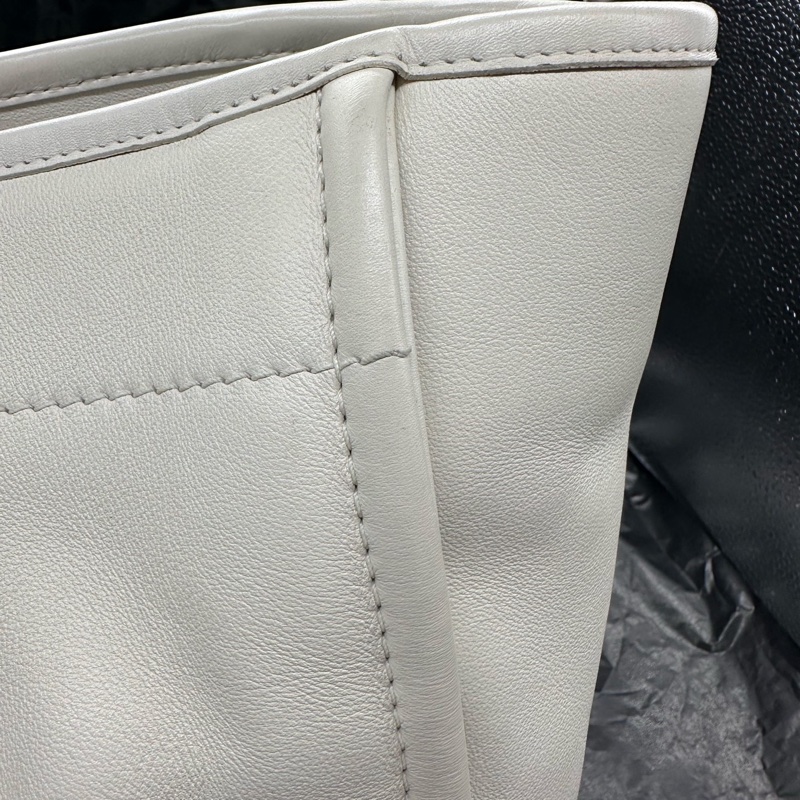 Chanel 22S 白色金扣彩色琺瑯logo全皮沙灘托特包 38cm配件：子袋-3