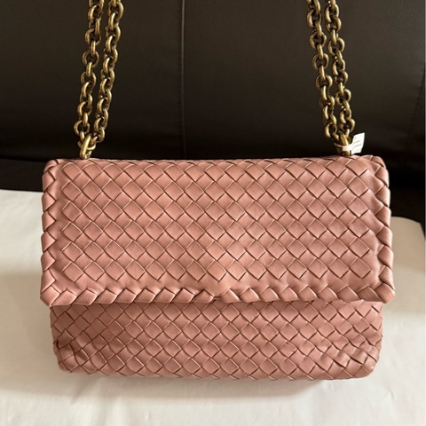 bv葆蝶家粉色奧林匹亞編織單肩斜挎包 尺寸：24*17*9cm