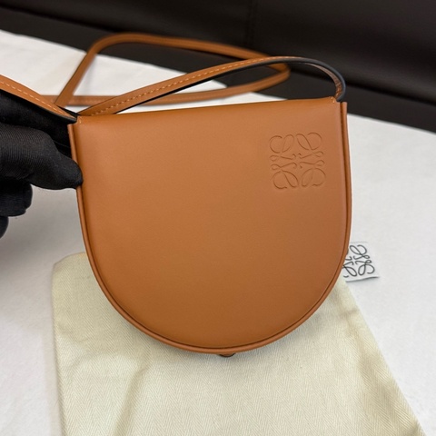 羅意威/Loewe 焦糖色小斜挎包 手袋 有塵袋 尺寸12.5*11.5*2cm