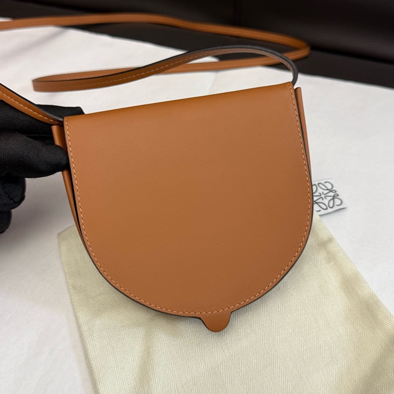 羅意威/Loewe 焦糖色小斜挎包 手袋 有塵袋 尺寸12.5*11.5*2cm-1