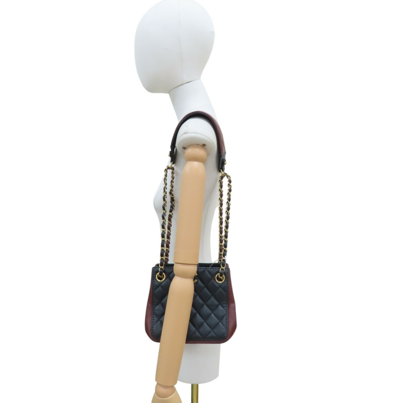 黑色/酒紅色 菱格紋 羊皮 雙色 水桶包 金釦【CHANEL 香奈兒】 AS2230-8