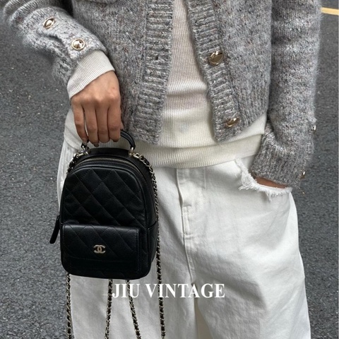 絕美小書包天菜現貨 🖤香奈兒CHANEL黑色粒紋牛皮淡金釦Classic迷你後背包 AP3753