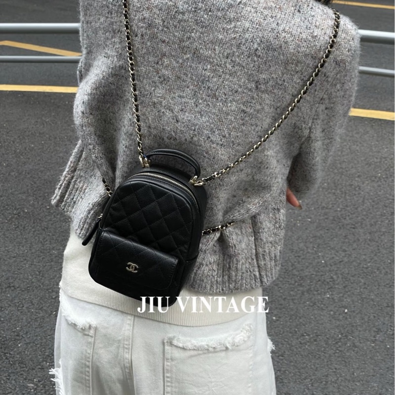 絕美小書包天菜現貨 🖤香奈兒CHANEL黑色粒紋牛皮淡金釦Classic迷你後背包 AP3753-1