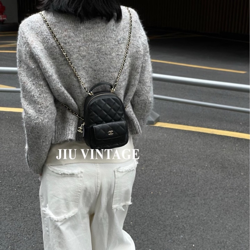 絕美小書包天菜現貨 🖤香奈兒CHANEL黑色粒紋牛皮淡金釦Classic迷你後背包 AP3753-2