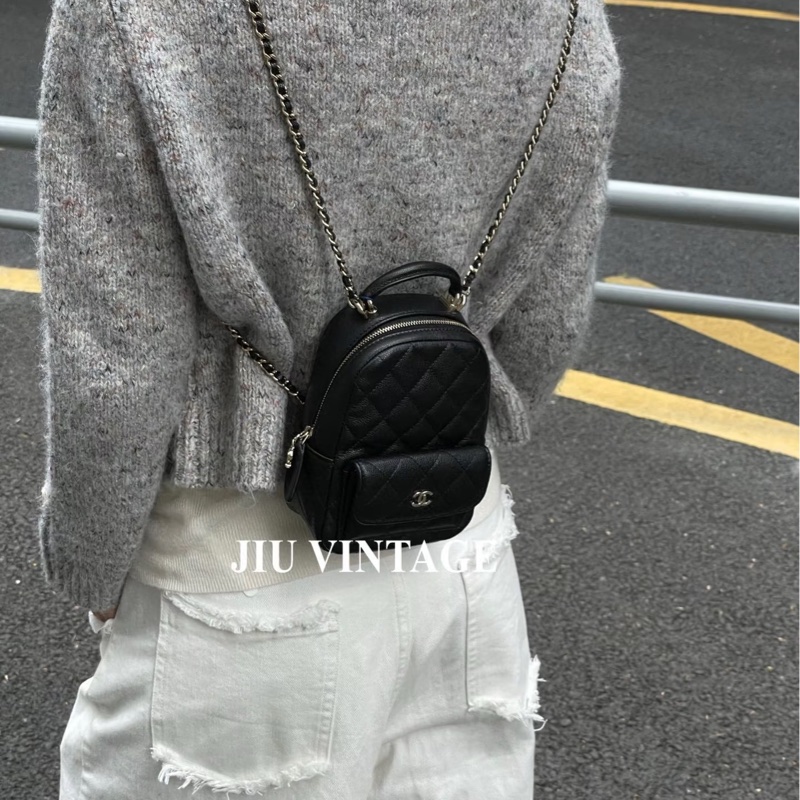 絕美小書包天菜現貨 🖤香奈兒CHANEL黑色粒紋牛皮淡金釦Classic迷你後背包 AP3753-3